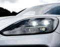 Optional bietet Porsche im neuen Cayenne erstmals das hochauflösende HD-Matrix LED-Licht an – mit jeweils über 16.000 Pixeln pro Scheinwerfer