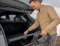 Beim Cayenne E-Hybrid ist das Kabel dein bester Freund: Bestenfalls braucht man es alle 90 Kilometer