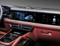 Komplett neu gestaltetes Cockpit mit neuem Infotainment, neuer Bedienarchitektur und vielem mehr: etwa der gekühlten Ladeschale fürs Handy | Fotos Porsche