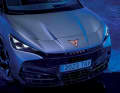 Anders als viele andere E-Autos hat der Tavascan in der Front Kühllufteinlässe für das Temperaturmanagement des Akkus. Das Cupra-Logo auf der Motorhaube ist beleuchtet