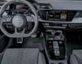 Highend-A3-Digital-Cockpit mit lamborghinistischen Luftausströmern, toller Ergonomie, viel Alcantara und ein bisschen Carbon. Das abgeflachte Lenkrad liegt verdammt gut in der Hand!
