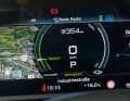 Das Virtual Cockpit plus (150 Euro) bietet zahlreiche unterschiedliche Ansichten. Immer zentral im Blick: die Reichweite, die dank des riesigen 106-kWh-Akkus auch in der Praxis stattliche 400 Kilometer beträgt – gut für die Nerven