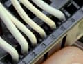 3 Ggf. mit Hilfe der Smartphone-Taschenlampe die Leitung in Kammer fünf ausfindig machen