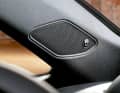 Das Soundsystem „Beats Audio“ liefert 400 Watt Gesamtleistung, Subwoofer und sechs Lautsprecher mit Surround-Modus. Es ist im „Interieurpaket Plus Dunkel“ verortet