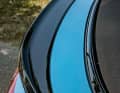 Bei allen T-Roc Cabrios sorgt ein Heckspoiler für die Extraportion Abtrieb. Die schwarze Version ist Teil des „Black Style“-Pakets für 725 Euro