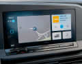 Serie: ein 8,25“-DAB-Radio. Optional: 10“, Navigation, Sprachbedienung und Online-Dienste