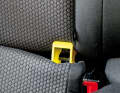 Nicht immer sind die Metallbügel im Auto leicht erreichbar. Da hilft die Isofix-Einführhilfe