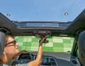 Fast schon ein Cabrio: Das riesige Panorama-Glasschiebedach (Aufpreis) durchflutet auf Wunsch den Innenraum mit Licht und Sonne satt