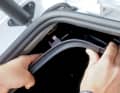 7 Verkleidung der hinteren D-Säule ausclipsen