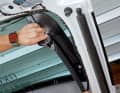 5 Seitliche und obere innere Verkleidung der Heckklappe ausrasten