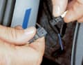 29 Zweipoligen Kufatec-Stecker mit Gegenstück an zweitem Leitungsstrang verbinden