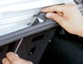 28 Faltenbalg nach beiderseitigem Drücken abnehmen, Zugsonde mit Kufatec-Leitungen durchführen