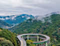Das Nanataki-Viadukt – auch bekannt als Kawazu Nanataki Loop Bridge – fasziniert mit einer einzigartigen Geometrie. Die Spiralbrücke liegt auf der Route 414 in Nashimoto