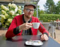 Während der Wagen lädt, gönnt sich auch unser Autor Martin Wittler eine Stärkung: Kaffee, allerdings mit Milch