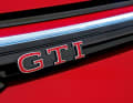 Rot ist die Farbe der Liebe, der Leidenschaft und die des GTI: Emblem mit typischer Zierleiste, neu ist der LED-Tagfahrlichtstreifen der Kühlergrillspange