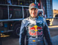 Carlos Sainz Geb. 12. April 1962 in Madrid, Spanien Carlos Sainz – Spitzname El Matador, der Stierkämpfer, und El Rey, der König – fährt seit 1987 nationale und internationale Rallye-Wettbewerbe. In den Jahren 1990 und 1992 gewann er den Rallye- Weltmeistertitel mit Toyota. Seit 2006 nimmt Carlos Sainz regelmäßig an der Rallye Dakar teil. Er holte bereits viermal den Gesamtsieg: 2010 mit VW, 2018 mit Peugeot, 2020 mit Mini und 2024 mit Audi. Sein Sohn Carlos Sainz Jr. ist aktuell Formel-1-Rennfahrer für Ferrari.