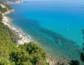 Ein Panoramerblick, der seinesgleichen sucht: Wer in den Hütten vor Ort ein Zimmer bucht, kann die Cala Luna vom Balkon oder der Terrasse sehen
