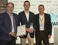 Thomas Kretschmer, Leiter Produktmanagement Fahrzeuge Škoda Auto Deutschland (Mitte) mit der Auszeichnung für den Škoda Elroq als 'Bestes elektrisches Familienauto'. Den Preis übergaben Matthias Groher, Geschäftsführer des Instituts Neue Mobilität (li) und Armin Grasmuck, Chefredakteur von electricar.