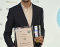 Thomas Kretschmer, Leiter Produktmanagement Fahrzeuge Škoda Auto Deutschland mit dem 'Best in Class Award' 2026 für den Škoda Elroq als 'Bestes E-Auto der Kompaktklasse'.