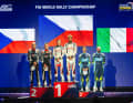 WRC2-Podium: Die Sieger Jan Černý/Ondřej Krajča (Škoda Fabia RS Rally2 des Teams Brynda Racing, Mitte) mit den Zweitplatzierten Filip Mareš/Radovan Bucha (links) und Roberto Daprà/Luca Guglielmetti (Škoda Fabia RS Rally2 des Delta Rally Teams).