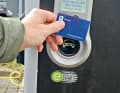 Vor dem Laden müssen Sie sich und Ihren Stromlieferanten identifizieren – via RFID-Karte oder Handy.