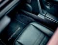 Die Ledersitze des 1987 gebauten 911 Carrera sind noch relativ gut erhalten. Ansonsten haben die vielen strapaziösen Jahre, auf die Jörg Weissenborn gern zurückblickt, im Innenraum deutliche Spuren hinterlassen.