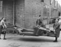 Leichtbau in guten Händen: Chassis des 356 vor dem Gebäude der Firma Reutter 1951