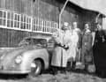 Besitzerstolz: Ottomar Domnick (l.) und Ehefrau Greta bei der Übergabe des ersten privaten 356 (2. v. r.: Herbert Linge)