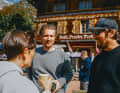 Coffee-Talk: Bianca Leppert tauscht sich mit Felix Bauermeister von Heizr und Ken Hake von Petro Surf aus (v. l.)