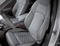 Klasse konturierte Sportsitze mit Alcantara/ Leder-Bezügen und Rautensteppung sind Serie, das graue Leder gehört zu einem Designpaket