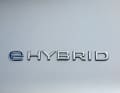Dezente Schriftzüge weisen an den Flanken und am Heck auf die Elektrifizierung des eHybrid hin