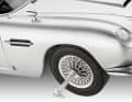 Bei dem Agentenauto in der Baugröße 1:24 hat Revell jede Menge Gimmicks eingebaut. So zum Beispiel die Reifenschlitzer aus "Goldfinger". ] Foto: Werk
