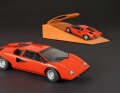 In Rosso Dino zeichnet das Handmuster von Autoart in 1:18 einen ganz frühen Lamborghini Countach LP 400 nach