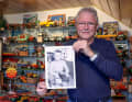 Das Foto zeigt Ernst Bender mit einem Schwarz-Weiß-Bild aus seiner Kindheit. Er hatte als Bub schon einen Unimog von Steiff.