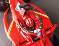 Die matte Ober!äche des 1:18-Monoposto ist originalgetreu dekoriert, die Karbonteile habe eine vorbildähnliche Struktur
