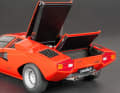 Die Hauben, im Heck gleich zwei, sind bei der Miniatur beweglich, die Klappscheinwerfer des Countach von Autoart ebenfalls