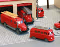 Als Retter – hier ein Einsatzfahrzeug der Feuerwehr – genießt der Volkswagen-Transporter ebenfalls einen untadeligen Ruf in 1:87