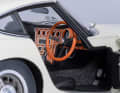Very british: Wie der E-Type, so schwelgt auch der 2000 GT von Toyota im Interieur in Holz. Autoart zeichnet das minutiös nach. ] Foto: Werk