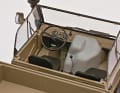 Der Unimog 406 kommt in 1:18 mit beweglichen Vordertüren. Pritsche und hintere Ladebordwand sind klappbar.