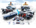 Paul G. Lang und Sohn Max (ganz oben von links), BMW i4, iX und i7 in 1:18, dazu die historischen BMW M3 DTM (vorne)