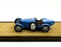 Das Vorbild zu dem EMC-Modell aus Resine entstand im Jahr 1927 auf einem Grand-Prix-Chassis