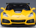In Corvette Yellow Racing wirkt die Frontansicht der Autoart-CR-1 besonders bullig