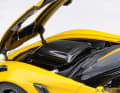 Auch im Motorraum gibt Autoart beim 1:18er alles