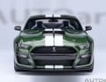 Dieser Mustang würde auch gut in eine Neuauflage des Films "Bullitt" passen. Denn das Grün steht dem 1:18-Fastback ganz hervorragend. ] Foto: Autoart