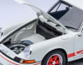 Unter dem abnehmbaren Teppich des Kofferraums versteckt sich das passende Reserverad des RS 2.7 in 1:18 ] Foto: Werk