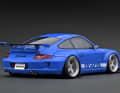 Die getunten Resinemodelle von RWB sind bei Ignition Model und in der Baugröße 1:18 nun bei der Boxer-Generation 997 angekommen. Das Blau steht dem Extremsportler dabei ausgezeichnet. ] Foto: Ignition Model