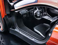 Das Jaguar-Interieur geizt nicht mit gut umgesetzten Finessen im Maßstab 1:18, der Heckflügel des C-X75 lässt sich wie beim Original aufstellen