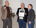 Jörg Walz von MAHLE, Andreas A. Berse (MODELL FAHRZEUG) und der glückliche Leserwahl-Gewinner Florian Wasmer (von links)