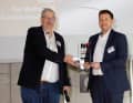 Jörg Thilow (rechts) freute sich darüber, dass Porsche 2022 die Top-Marke bei den Automobilherstellern geworden ist