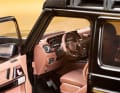 Türen und Heckklappe mit originalgetreuen Mini-Scharnieren und der Klavierlack setzen ebenso Benchmarks wie die Motordetails und das Luxusinterieur